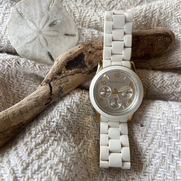 MIchael Kors womens watch size small, white with gold bezel - Picture 1 of 7